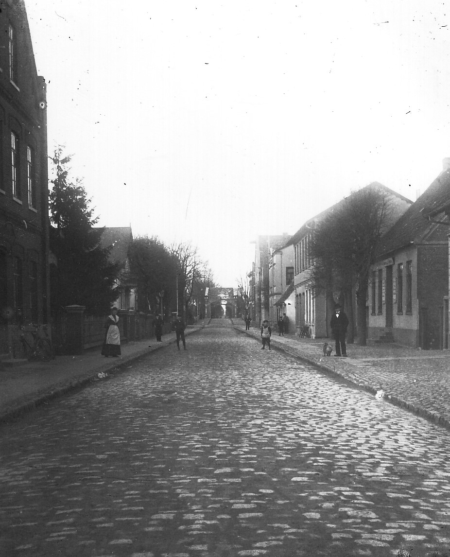 Burger Heerstraße um 1900 / Links ist das "Deutsche Haus